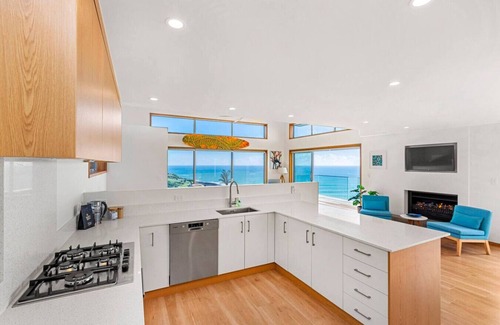 Raglan House | EARLES LOOKOUT POINT - Manu Bay