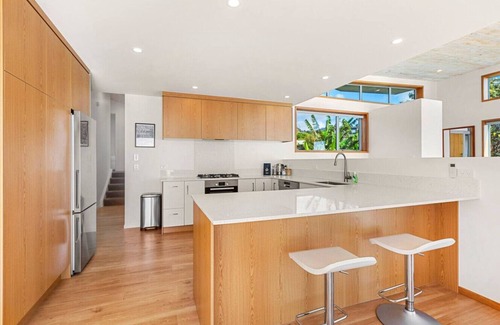 Raglan House | EARLES LOOKOUT POINT - Manu Bay