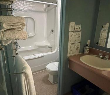 Timiskaming District Hotel | Earlton Motel