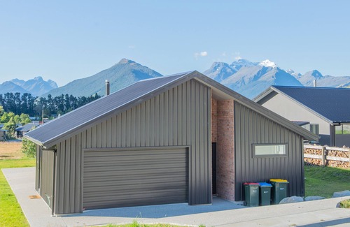 Glenorchy House | Earnslaw View, new build 3 bedroom holiday home