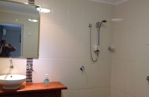 Cumboogle Apartment | Earth Studio with shared kitchen, short drive to Zoo, rural setting