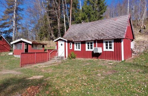 Horja House | Easily accessible cabin with woodburner outside Hässleholm