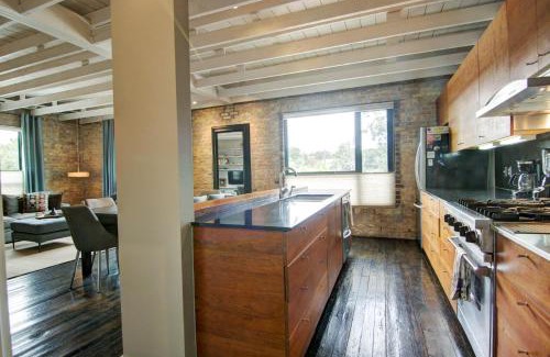 East Cesar Chavez Apartment | East 6th Historic Loft