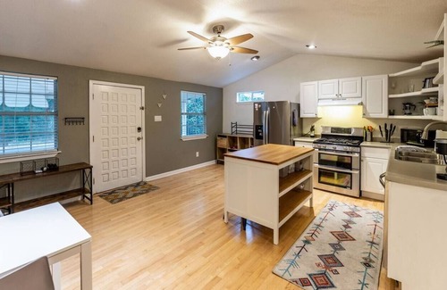 Rosewood House | East Austin Bungalow - Parking - W/D - Updated - 2 Miles to E 6th - Yard