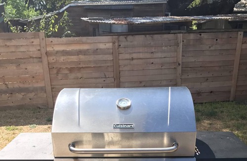 Rosewood House | East Austin House w/ Corn Hole, BBQ, Enclosed Yard (Pet/Family Friendly)