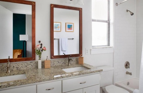 East MLK House | East Austin Ideal for Long Stays Office with Wi-Fi