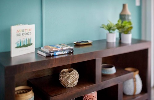 East MLK House | East Austin Ideal for Long Stays Office with Wi-Fi