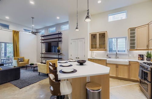 Blackshear-Prospect Hill House | East Austin Modern | Rooftop Deck | Walk to Bars