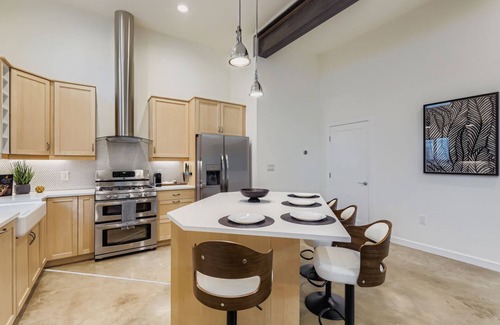 Blackshear-Prospect Hill House | East Austin Modern | Rooftop Deck | Walk to Bars