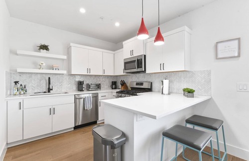 Blackshear-Prospect Hill Apartment | East Downtown 3BR Condo Free Parking Sleeps 7