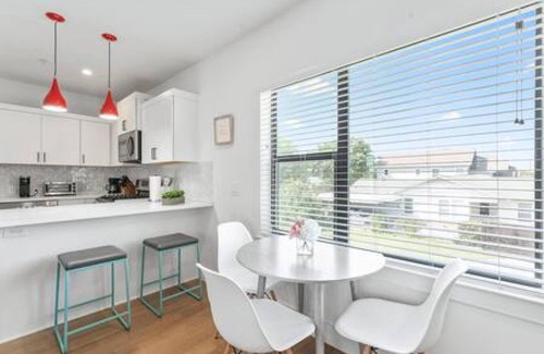 Blackshear-Prospect Hill Apartment | East Downtown 3BR Condo Free Parking Sleeps 7