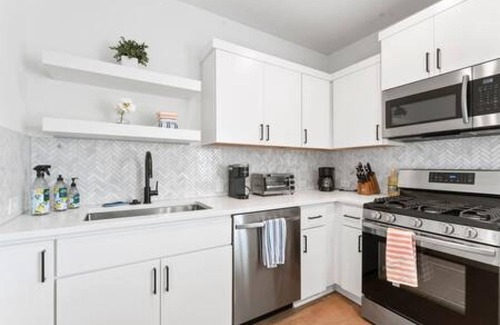 Blackshear-Prospect Hill Apartment | East Downtown 3BR Condo Free Parking Sleeps 7