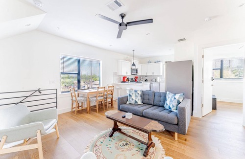 Blackshear-Prospect Hill Apartment | East Downtown 3BR Condo w Fast Wifi and Sleeps 8