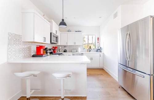 Blackshear-Prospect Hill Apartment | East Downtown 3BR Condo w Fast Wifi and Sleeps 8