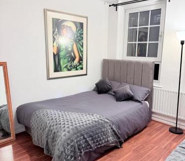 Shadwell Apartment | East End Escape - For 6ppl near Central LONDON - 3mins to DLR overground