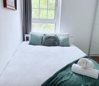 Shadwell Apartment | East End Escape - For 6ppl near Central LONDON - 3mins to DLR overground