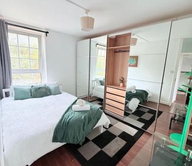 Shadwell Apartment | East End Escape - For 6ppl near Central LONDON - 3mins to DLR overground