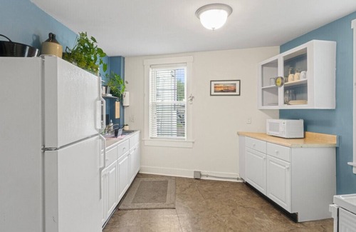 East End Apartment | East end. Walk to food, beer and downtown fun.