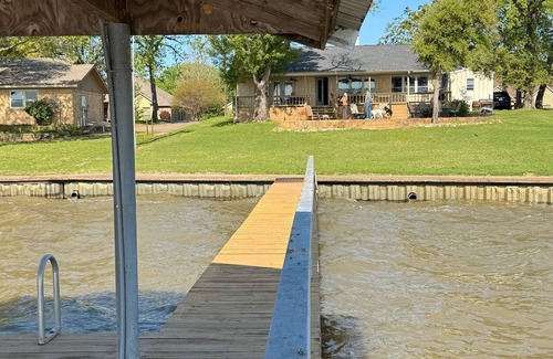 Kemp House | East facing - 3 bedroom, 3 bath home, with dock, large deck.AC and Wifi .