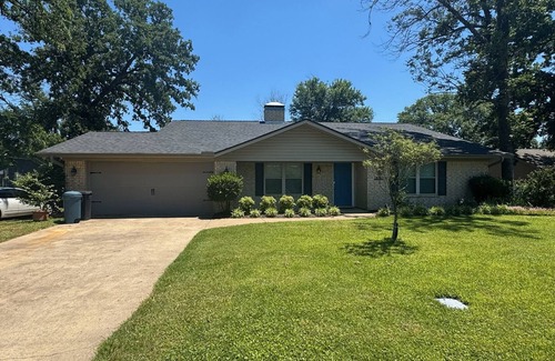 Kemp House | East facing - 3 bedroom, 3 bath home, with dock, large deck.AC and Wifi .