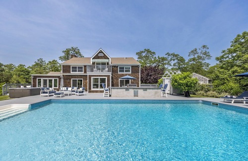 East Hampton House | East Hampton Sag Harbor Village Fringe Pool Hot Tub Gym
