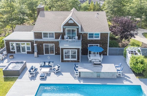 East Hampton House | East Hampton Sag Harbor Village Fringe Pool Hot Tub Gym