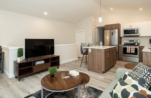 East Kildonan House | East Kildonan + Moncton Ave + 2 Bdr Top Level Suite (644A)