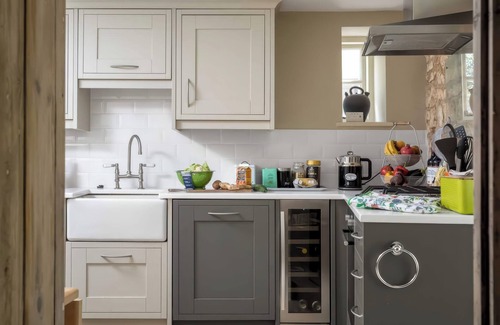 Chipping Campden Cottage | EAST LEAZE, pet friendly, with a garden in Chipping Campden