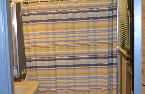 Morehead City Cabin | East Lodge - Group Friendly! Free Wifi and Cable TV included