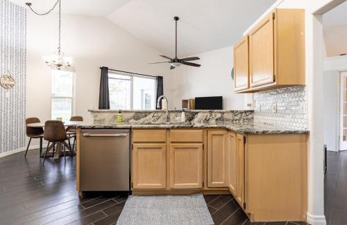 Orlando House | East Orlando Getaway - 3BR/2BTH - *Pool *Parking