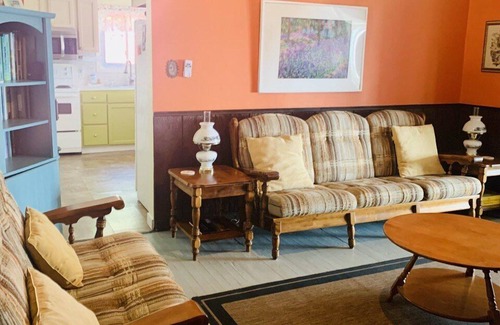 Kingsville House | East Shore - Lake View Cottage - Pelee Island