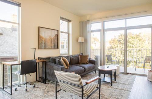 Lower East Side Apartment | East Side Luxury 1BR Apt - Near Brady and Fiserv with Balcony