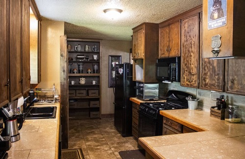 Dogwood House | East Texas 3-bedroom Rustic Home with Hot Tub and Campfires, by the lake