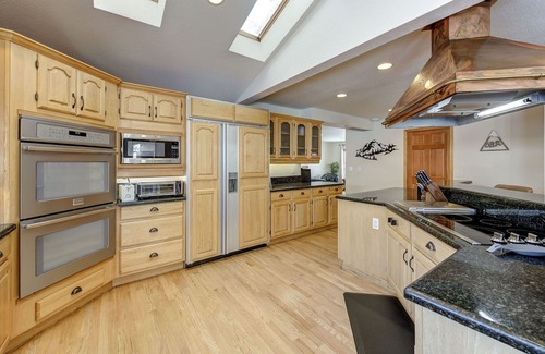 Monitor House | East Wenatchee Oasis ~ Heated Pool, Hot Tub, Views, Trail Access