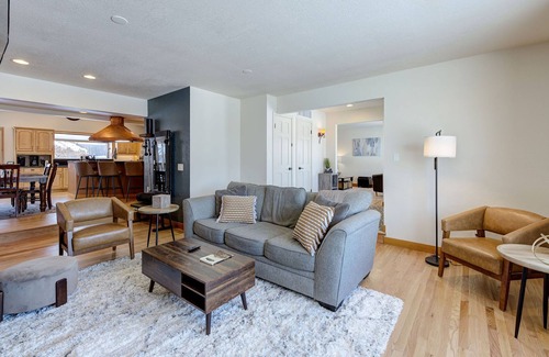 Monitor House | East Wenatchee Oasis ~ Heated Pool, Hot Tub, Views, Trail Access