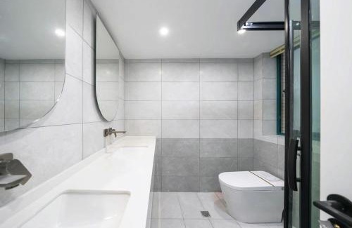 Changning Apartment | Eastern Hub - Zhongshan Park Branch Kaixin Haoyuan Subway 100 meters away bustling commercial area