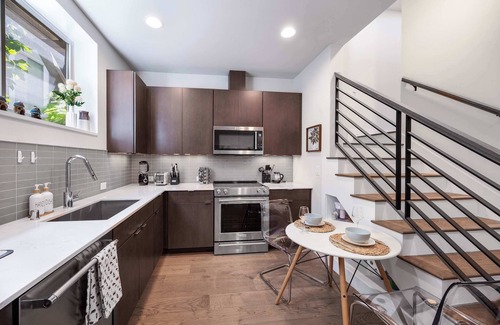 Eastlake House | Eastlake Gem: Rooftop Sauna & Lake View, 3min SLU