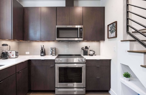 Eastlake House | Eastlake Gem: Rooftop Sauna & Lake View, 3min SLU