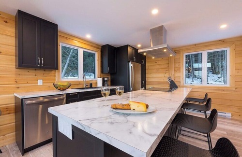 Les Eboulements Ski Chalet | Eastman 73: Timberblock Style & Scenic River View