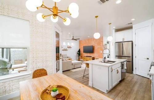 Govalle House | Eastside Oasis *Walk to Bars, Brews & Good Eats*