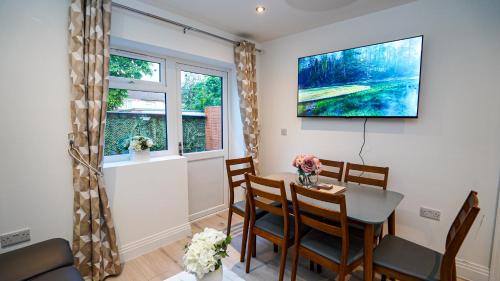 Slough House | Easy 2 Manage Brand New 4 BRH, 3Bath Home Slough for 8 Guests Free Parking