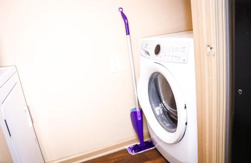 Norcross Apartment | Easy Access 2beds,1bt luxury kingbed with pool sleeps 4