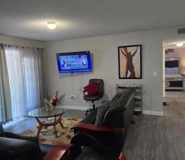 Norcross Apartment | Easy Access 2beds,1bt luxury kingbed with pool sleeps 4