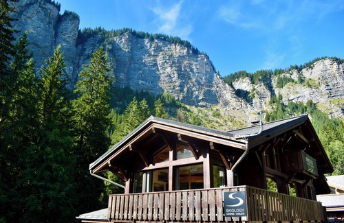Les Prodains Ski Chalet | EASY ACCESS TO MOUNTAINS, ALL ENSUITE, STUNNING VIEWS, BRIGHT AND SPACIOUS