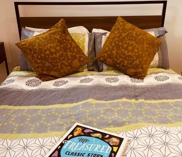 Varsity Lakes House | Easy Room Next to Bond University