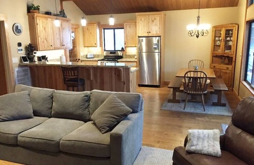 Sunnyside House | Easy walk to lake and Sunnyside