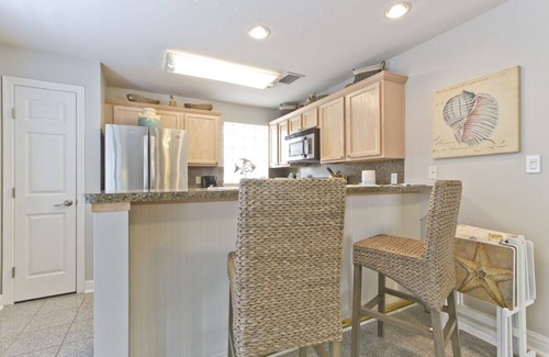 South Padre Island Condo | Easy Walk To The Beach Newly Remodeled 1 BR 1 BA Sleeps 4 Wi-Fi, Pool