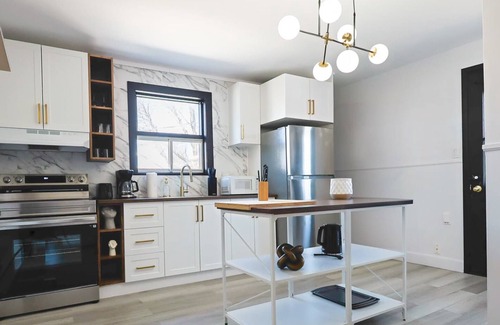 Maizerets Apartment | Ebony - Urban Elegance - Cozy Condo in the Heart of Quebec