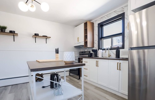 Maizerets Apartment | Ebony - Urban Elegance - Cozy Condo in the Heart of Quebec