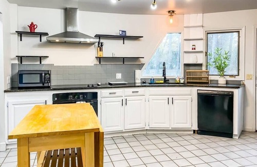 Normal House | Eccentric Geodesic Dome-Home! Near Downtown Hville